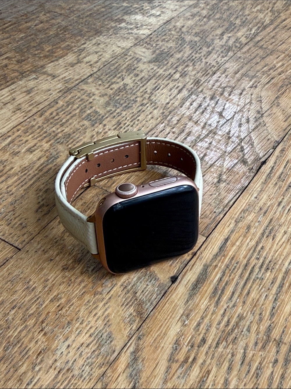 Apple Watch Series 5 GPS 40mm Gold Aluminum + Cream Leather Band + Charger